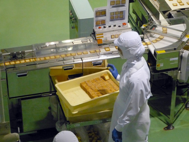 vitrine-LE LAVANDOU-min_japan_sapporo_chocolate_factory_label_packaging_cookie_machine_operator-961505