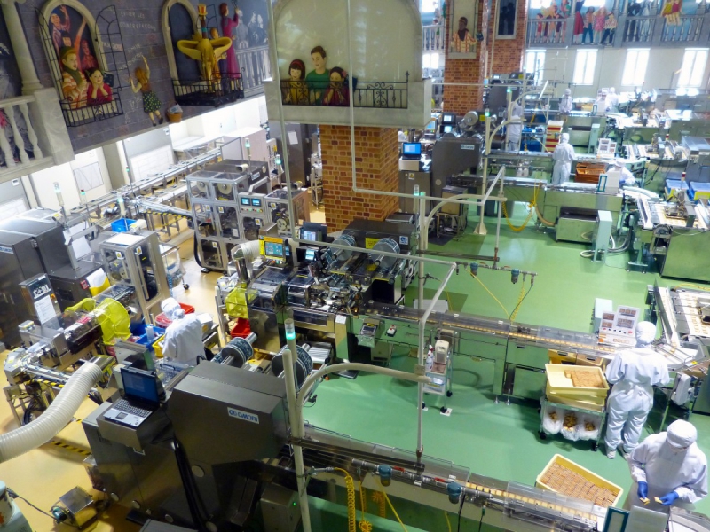 vitrine-LE LAVANDOU-min_japan_sapporo_chocolate_factory_label_packaging_cookie_machine_operators-961509